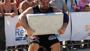 Dünyanın en güçlü adamlarının 130 kiloluk mermer blok kaldırma yarışı nefes kesti