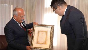 Erzurum Valisi Okay Memiş'ten Rektör Çomaklı'ya tebrik ziyareti