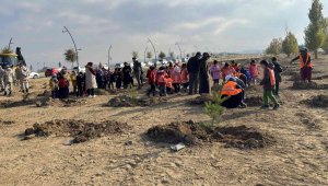 Minikler fidan dikerek doğaya nefes oldu