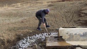 Oltu'nun yüksek kesimlerinde sular donmaya başladı