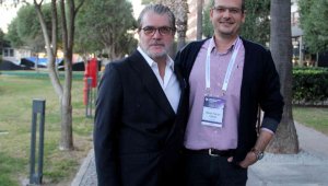 Ünlü profesör 43 yıl önce doğumunu yaptırdığı bebek ile meslektaş oldu