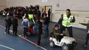 Uzundere'de minik öğrenciler için trafik parkuru kuruldu