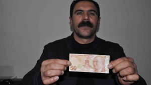 50 lirada sıfır olmadığını parasını sayarken fark etti