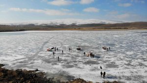 Buz tutan Çıldır Gölü'ne yoğun ilgi
