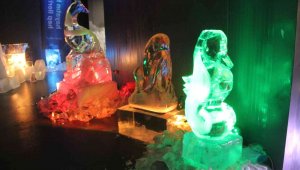 Buzu yontarak heykel yapıyorlar