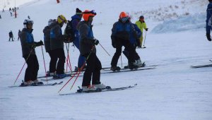 Charter seferi ile Erzurum'a gelen ilk Rus kafile Palandöken'de kayak yapmaya başladı