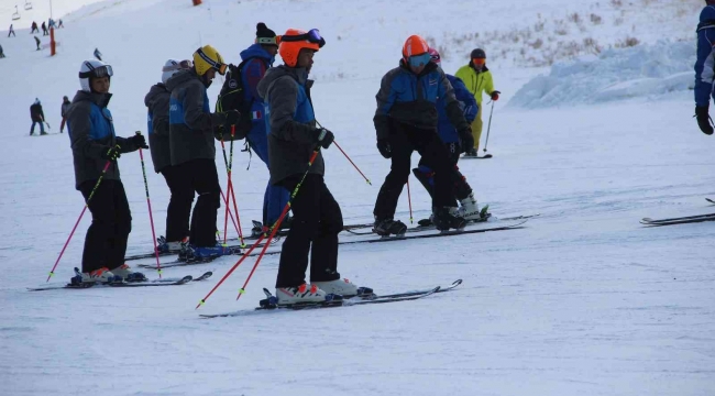 Charter seferi ile Erzurum'a gelen ilk Rus kafile Palandöken'de kayak yapmaya başladı