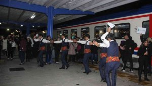 Doğu Ekspresi yolcularını Erzurum bar ekibi karşıladı