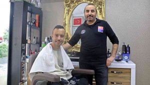 Dünyanın en hızlı berberi, dünyanın en hızlı yüzücüsünü tıraş etti