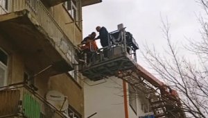 Hırsız balkonda kıskıvrak