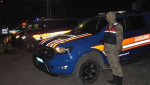 Kars'ta eksi 10 derece soğukta yılbaşı uygulaması