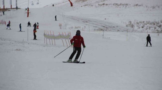 Kayak sezonu başladı, kayakseverler Palandöken'e akın etti