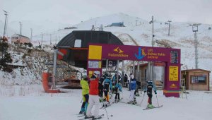 Kayakseverler Türkiye'nin en erken açılan kayak pistine akın etti