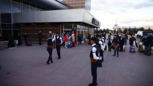 Rus turistler Erzurum'da davul zurna ile karşılandı