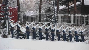 Sabah saatlerinde etkili olan kar yağışı Erzurum'u beyaza bürüdü
