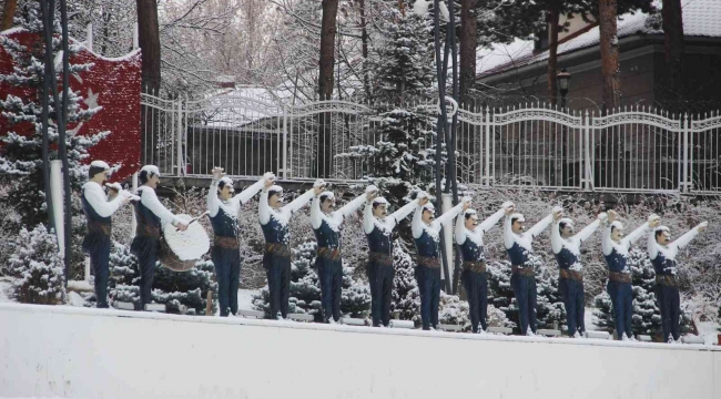 Sabah saatlerinde etkili olan kar yağışı Erzurum'u beyaza bürüdü