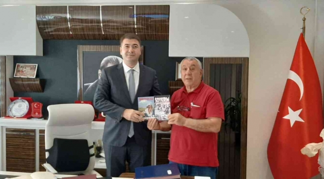 Serdar Ünsal, ' Yüreğim İrevan'da kaldı' romanını Vali Yardımcısı Ömer Said Karakaş'a hediye etti