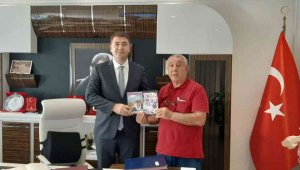 Serdar Ünsal, ' Yüreğim İrevan'da kaldı' romanını Vali Yardımcısı Ömer Said Karakaş'a hediye etti