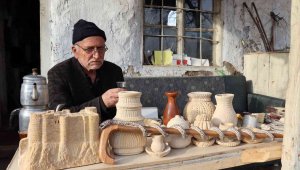 Taşı oyarak birbirinden güzel biblolar yapıyor