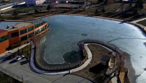 Erzurum'da bir göl, soğuk havanın etkisiyle donarak buz tuttu