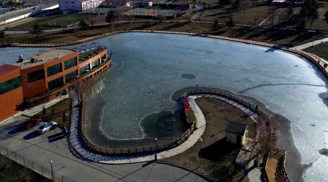 Erzurum'da bir göl, soğuk havanın etkisiyle donarak buz tuttu
