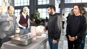 Rektör Prof. Dr. Bülent Çakmak, öğrencilere çorba dağıttı