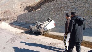 Takla atan otomobilden burnu bile kanamadan kurtuldu