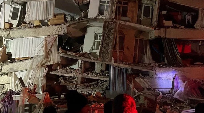 Artçı sarsıntılar sürüyor, yıkılan binalar var