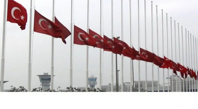Bayraklar yarıya indi