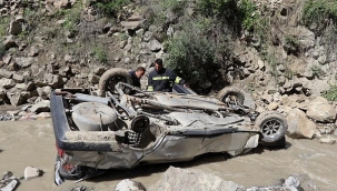 Oltu'da otomobil dereye yuvarlandı; 1 ölü, 1 yaralı
