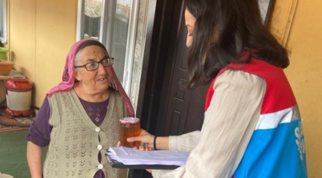 Şenkaya'da yaşlılara ücretsiz bal dağıtıldı