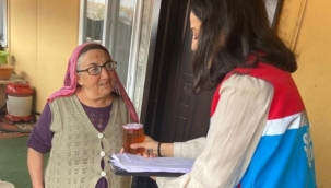 Şenkaya'da yaşlılara ücretsiz bal dağıtıldı