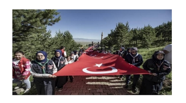 15 Temmuz yürüyüşünde 500 metrelik Türk Bayrağı taşındı