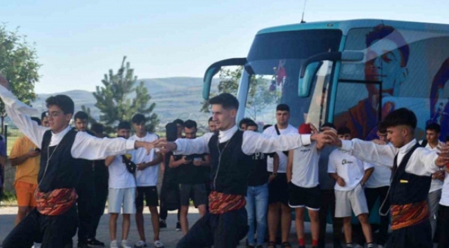 Batmanlı Gençler, folklor gösterileri ve çiçeklerle karşılandı
