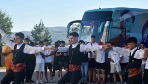 Batmanlı Gençler, folklor gösterileri ve çiçeklerle karşılandı