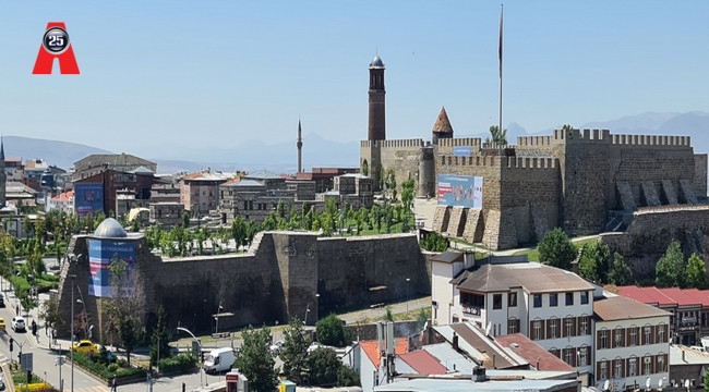 Koca branda afişleri tarihi esere mısmarladılar