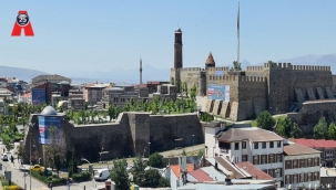 Koca branda afişleri tarihi esere mısmarladılar