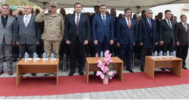 Vali Çiftçi Karaçoban'da okul ve esnaf ziyaretleri