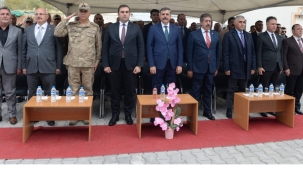 Vali Çiftçi Karaçoban'da okul ve esnaf ziyaretleri