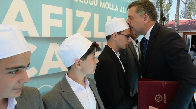 Vali, hafızları alnından öptü