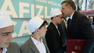 Vali, hafızları alnından öptü