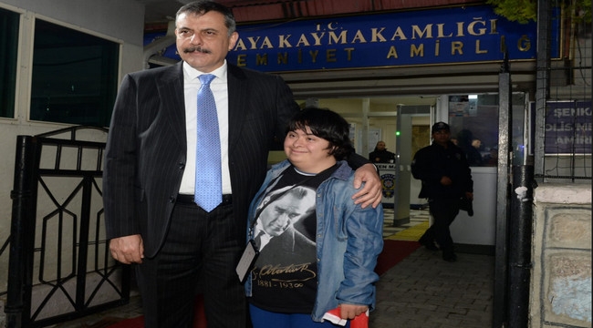 Vali Çiftçi Şenkaya'da