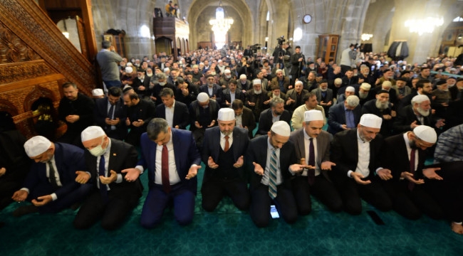 1001 Hatip Duaları huşu ile...