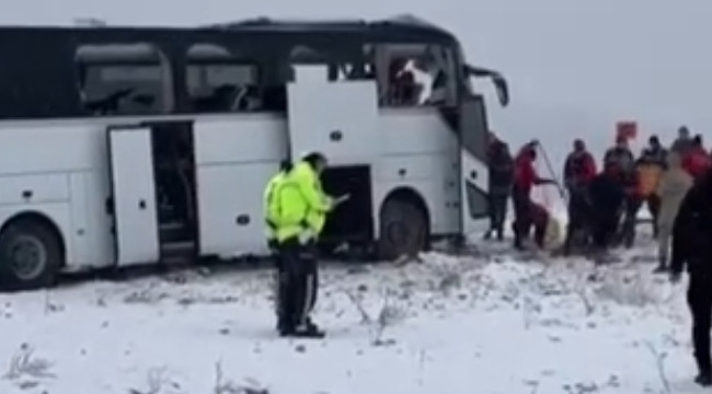 Karakurt'ta 2 otobüs çarpıştı; 2 ölü, 8 yaralı