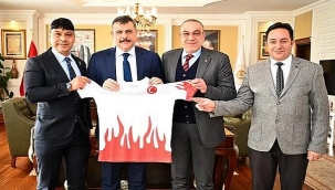 Milli sporculardan Vali Çiftçi'ye ziyaret