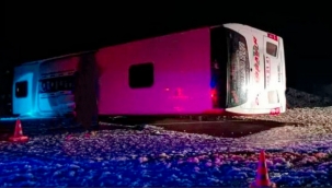 Bingöl'de yolcu otobüsü devrildi; 18 yaralı