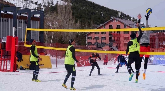 Erzurum'da kar voleybolu