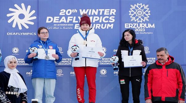 Kış Oyunlarındaki başarılı sporcular, madalyalarını Bakan Göktaş'tan aldılar