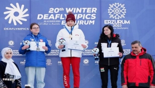 Kış Oyunlarındaki başarılı sporcular, madalyalarını Bakan Göktaş'tan aldılar