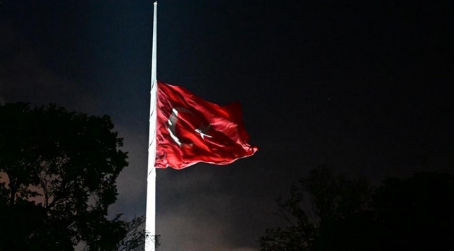 Bayraklar yarıya indi